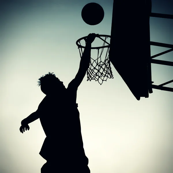 一个篮球运动员的剪影 — 图库照片