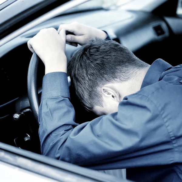 Giovane uomo dormire in una macchina — Foto Stock