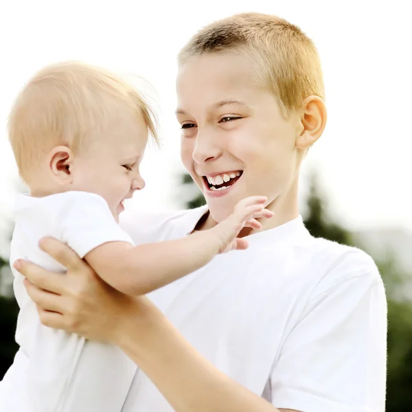 Kid en kleine Baby — Stockfoto