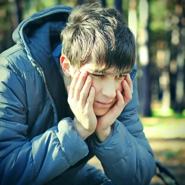 Trauriger junger Mann im Freien — Stockfoto