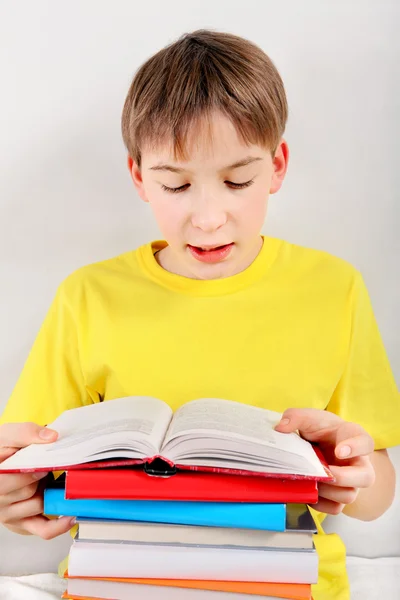 Adolescente ler um livro — Fotografia de Stock