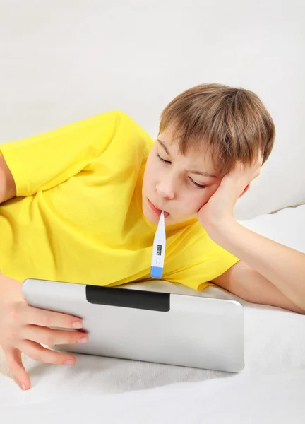 Adolescente doente com computador tablet — Fotografia de Stock