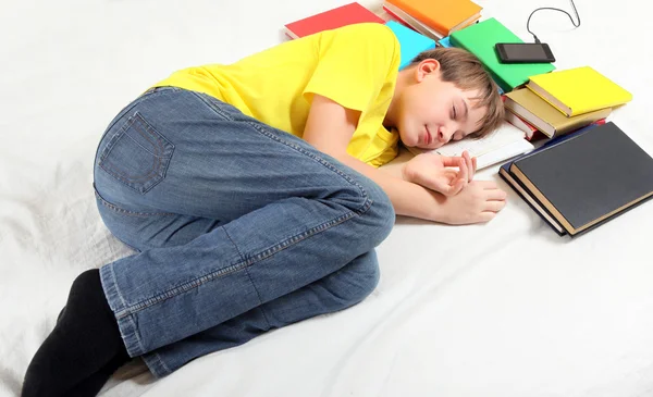 書籍と 10 代の睡眠 — ストック写真