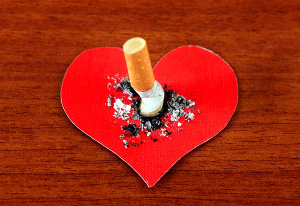 Cigarrillo con forma de corazón — Foto de Stock