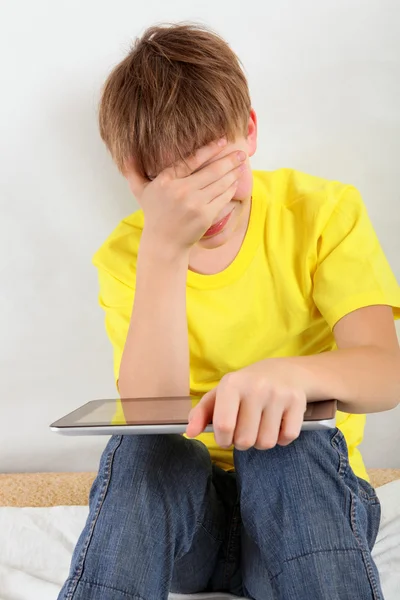 Adolescente triste com tablet — Fotografia de Stock