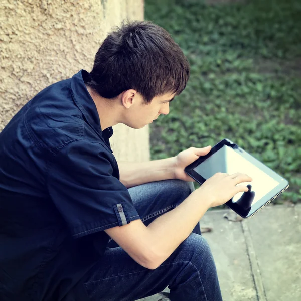 Teenager with Tablet outdoor — Stock Photo, Image