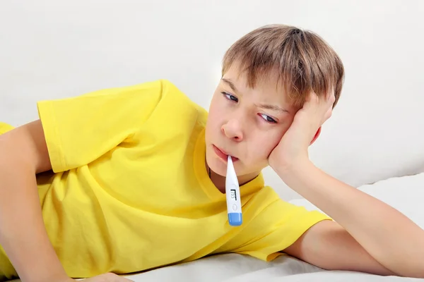 Adolescente enfermo con termómetro — Foto de Stock