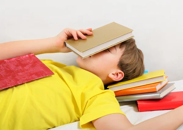 Teenager schlafen mit einem Buch — Stockfoto