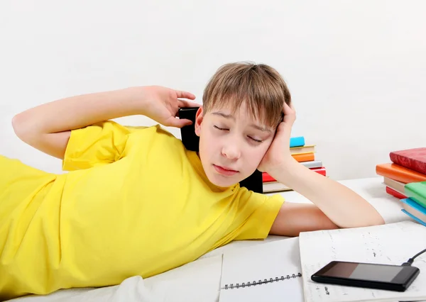 Втомлений підліток робить домашнє завдання — стокове фото