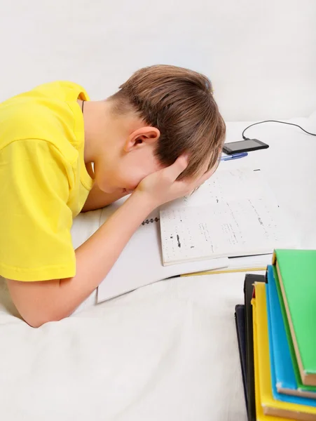 Szomorú tinédzser csinál házi feladatot — Stock Fotó