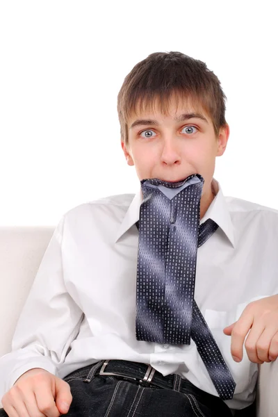 Grappige tiener met een stropdas — Stockfoto