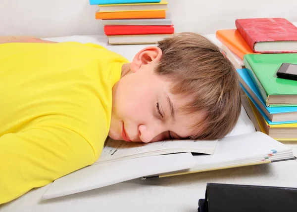 Teenager schlafen mit einem Buch — Stockfoto