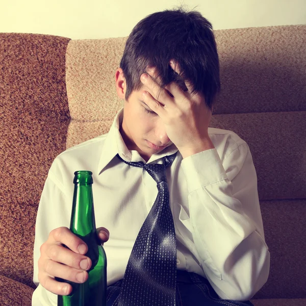 Jovem triste com uma cerveja — Fotografia de Stock