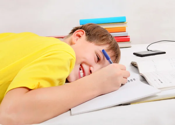 Adolescente haciendo tarea —  Fotos de Stock