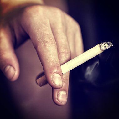 Sigara ile çirkin el