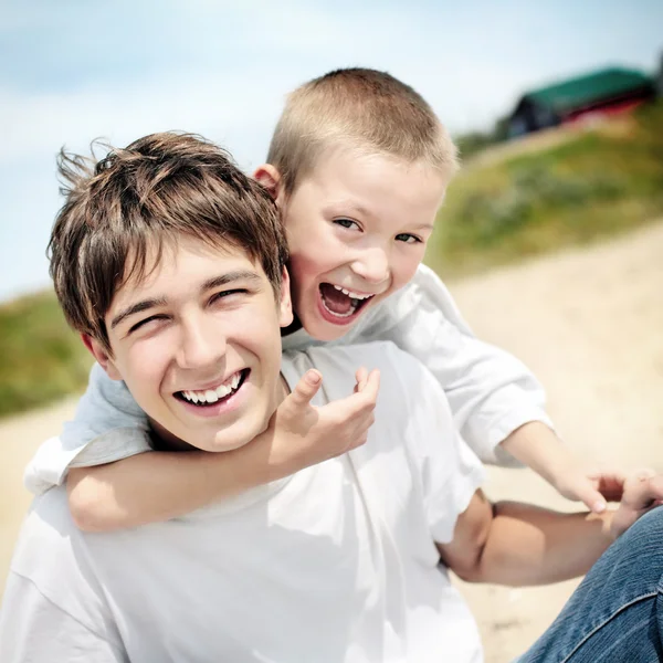 Irmãos felizes ao ar livre — Fotografia de Stock