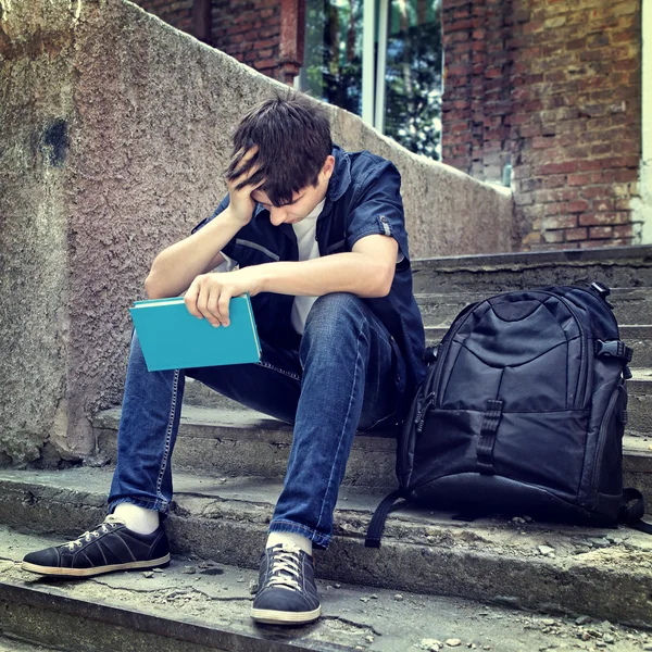 Kitap ile üzgün öğrenci — Stok fotoğraf