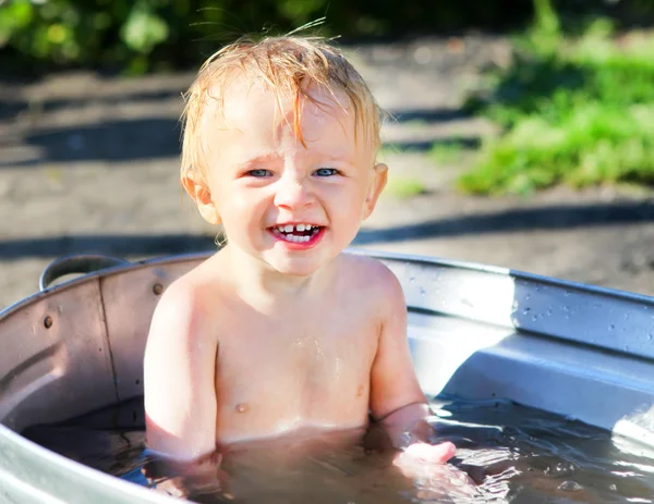 Gelukkig kind buiten baden — Stockfoto