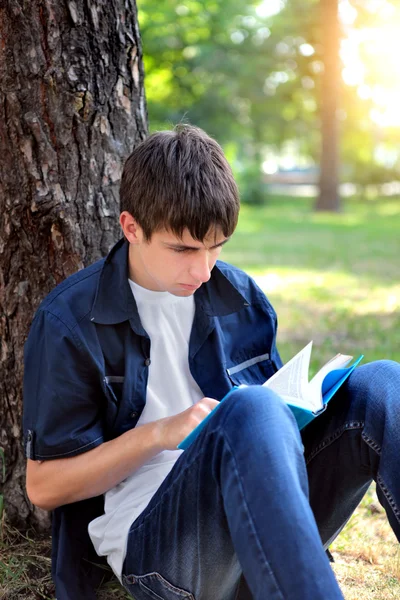 Tonåring med boken — Stockfoto