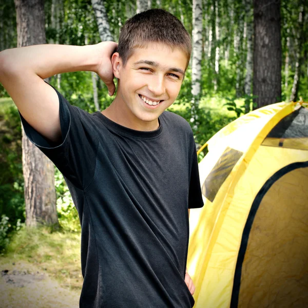 Adolescente en el campamento — Foto de Stock