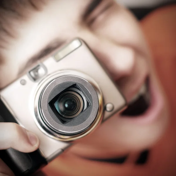 Teenager mit Fotokamera — Stockfoto