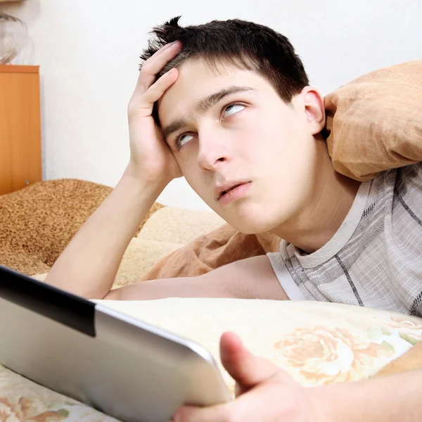 Adolescente molesto con la tableta —  Fotos de Stock