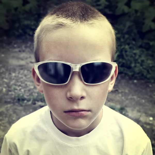 Kid in zonnebril — Stockfoto