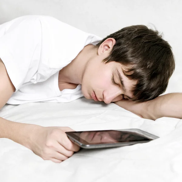 Joven duerme con Tablet — Foto de Stock