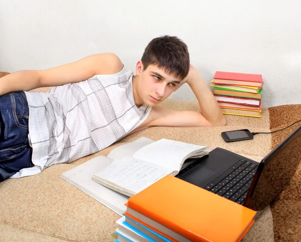 Adolescente fazendo lição de casa — Fotografia de Stock