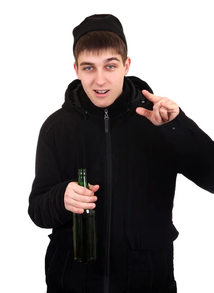 Teenager mit einem Bier — Stockfoto