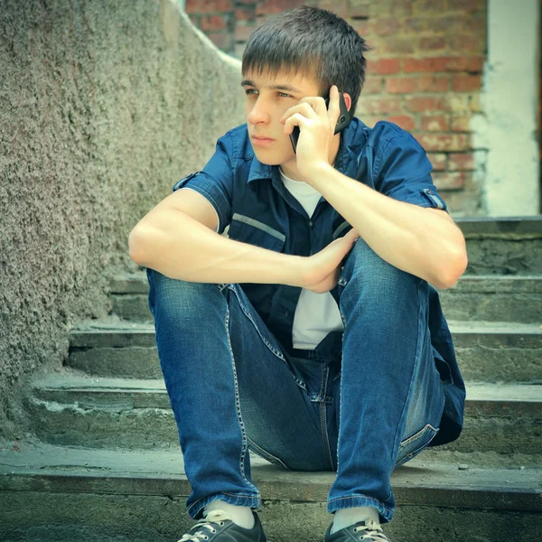 Ledsen tonåring med mobiltelefon — Stockfoto