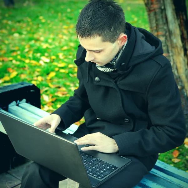 Jeune homme avec ordinateur portable — Photo