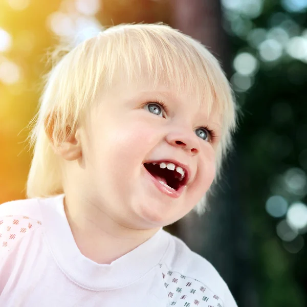 Fröhliches kleines Kind im Freien — Stockfoto