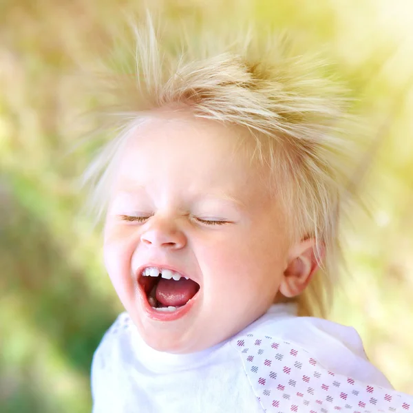 Heureux petit enfant en plein air — Photo