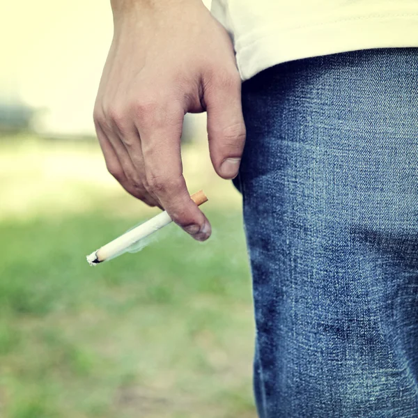 Person med cigarett — Stockfoto