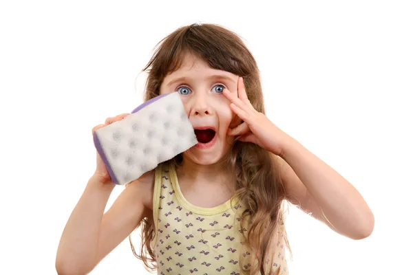 Petite fille avec éponge de bain — Photo