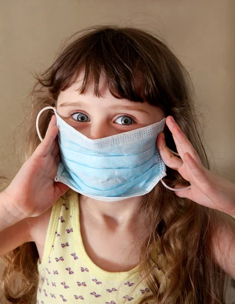 Petite fille dans le masque contre la grippe — Photo