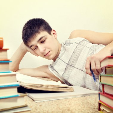 Ödev yapan bir genç.