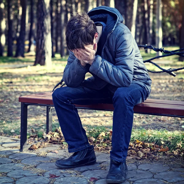 Smutný mladík venkovní — Stock fotografie