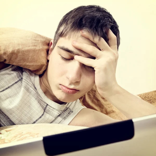 Trött tonåring med tablet PC — Stockfoto