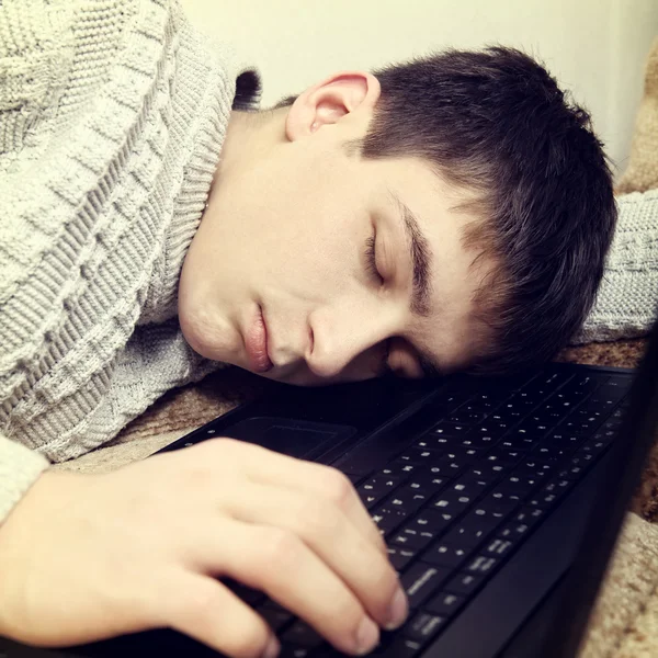 Teenager schlafen auf dem Laptop — Stockfoto