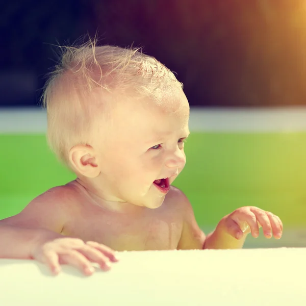 Niño feliz en la piscina —  Fotos de Stock