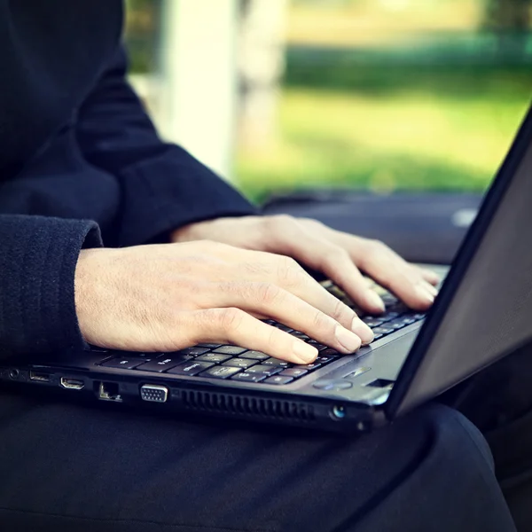 Laptop closeup ellerde — Stok fotoğraf