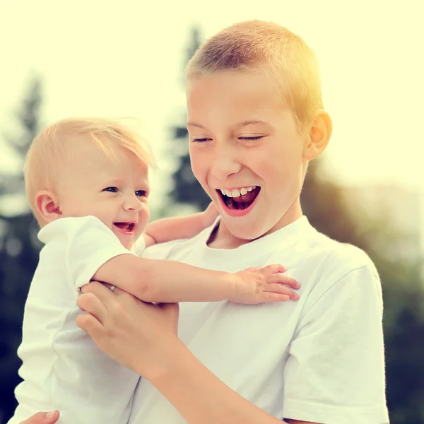 幸せな子供と赤ちゃん — ストック写真