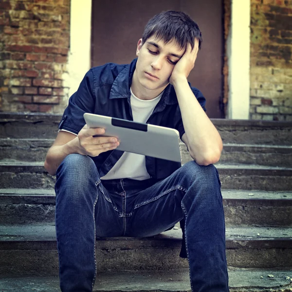 Adolescente triste com tablet — Fotografia de Stock