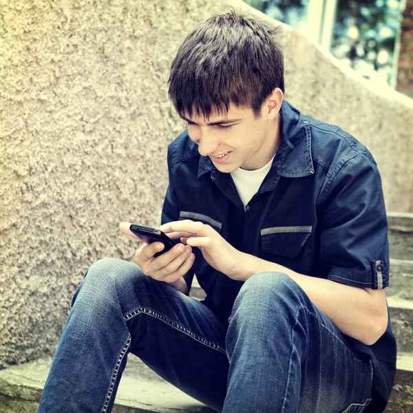 Adolescente con cellulare all'aperto — Foto Stock