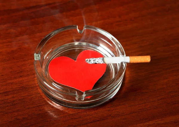 Cigarrillo con forma de corazón — Foto de Stock