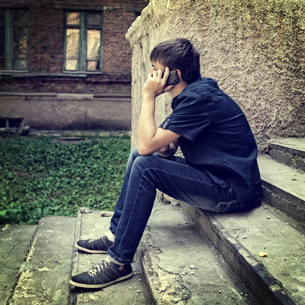 Підліток з мобільним телефоном на відкритому повітрі Ліцензійні Стокові Фото