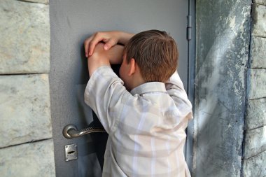 üzgün çocuk açık