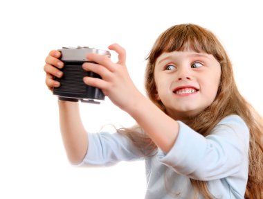 Küçük kız selfie çekiyor.